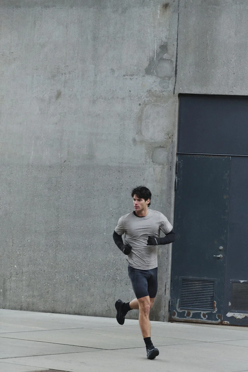 اتش اند ام تي-شيرت رياضي شبكي من نسيج دراي موف