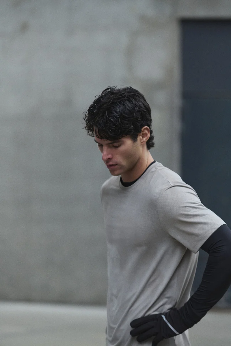 اتش اند ام تي-شيرت رياضي شبكي من نسيج دراي موف