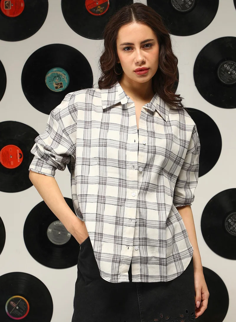 كامبوس سوترا قميص نسائي واسع كاروهات رمادي وأبيض بأزرار وياقة ممتدة وأكمام طويلة للاستخدام اليومي