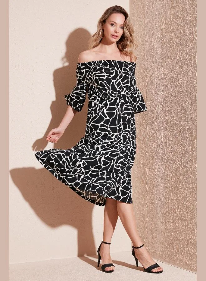 ليلا فستان ميدي بياقة كارمن بنقوش ليلى للنساء