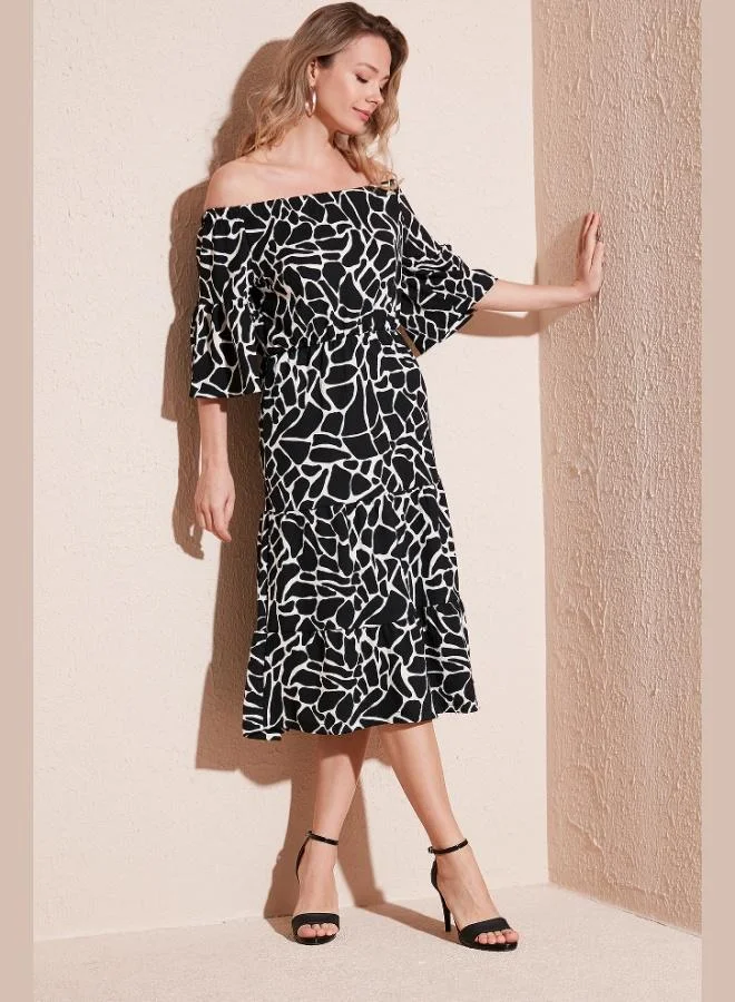 ليلا فستان ميدي بياقة كارمن بنقوش ليلى للنساء