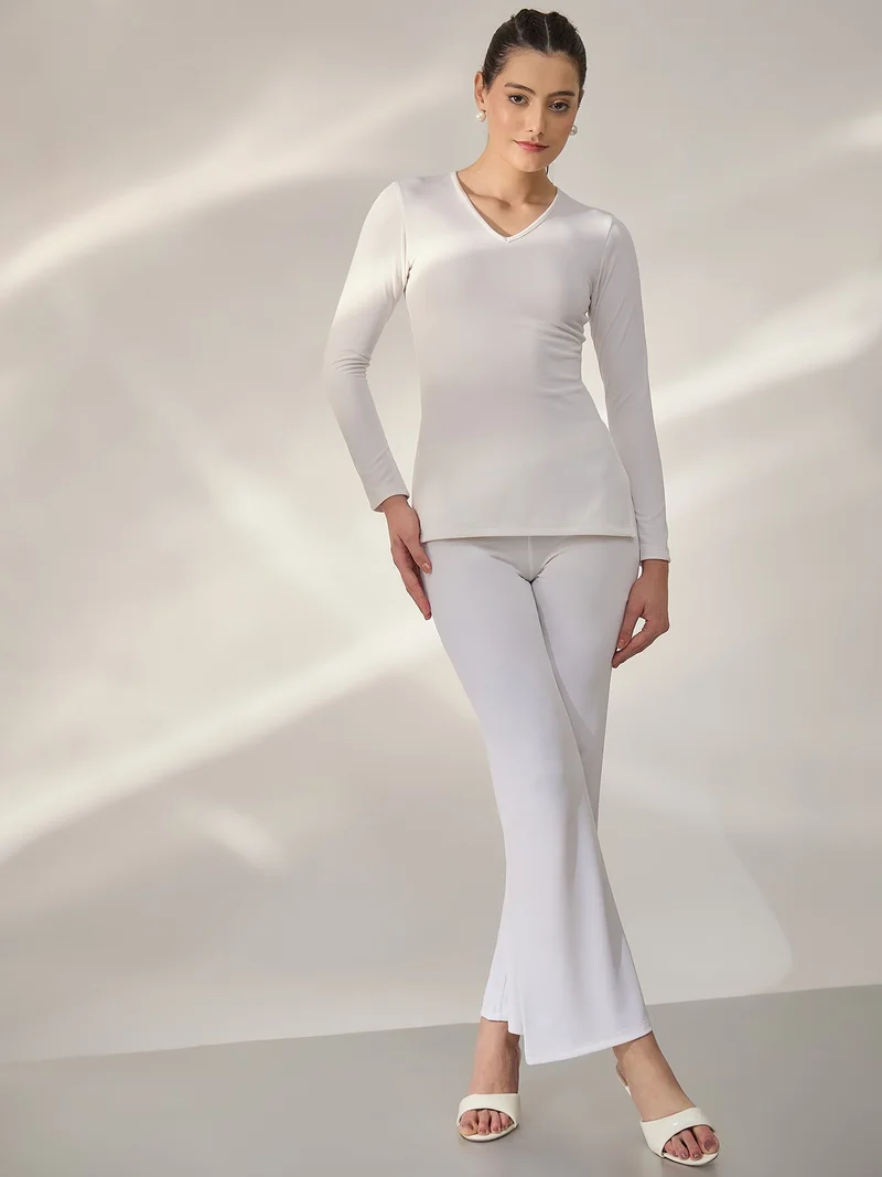 بانيت طقم متناسق (Co-ord Set) بلوزة بيضاء مضلّعة ومحكمة (Fitted) مع بنطلون
