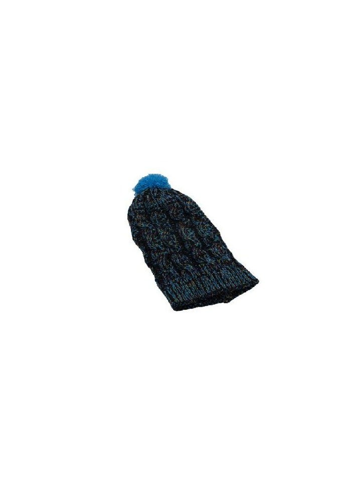 The winter ice cap is made of durable, high-quality wool yarn 
