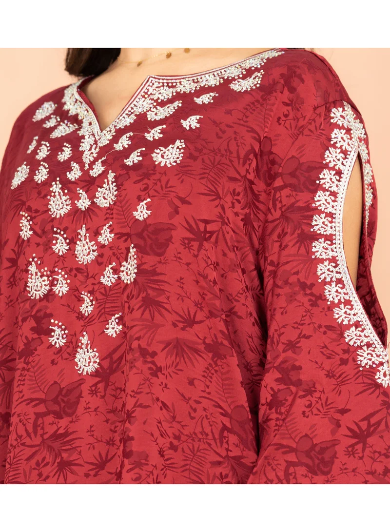 اكسا جلابية كلاسيكية مطبوعة بأكتاف مكشوفة وتصاميم كريستالية