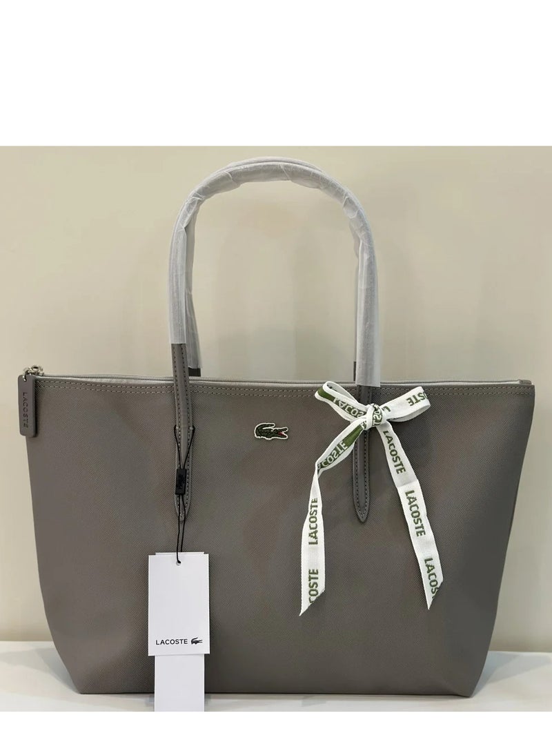 لاكوست حقيبة لاكوست رمادية فاخرة 45x30x12 سم - لون رمادى للعمل فائقة السعةtتوصيل مجاني في السعوديةtجلد صناعي - Image 2