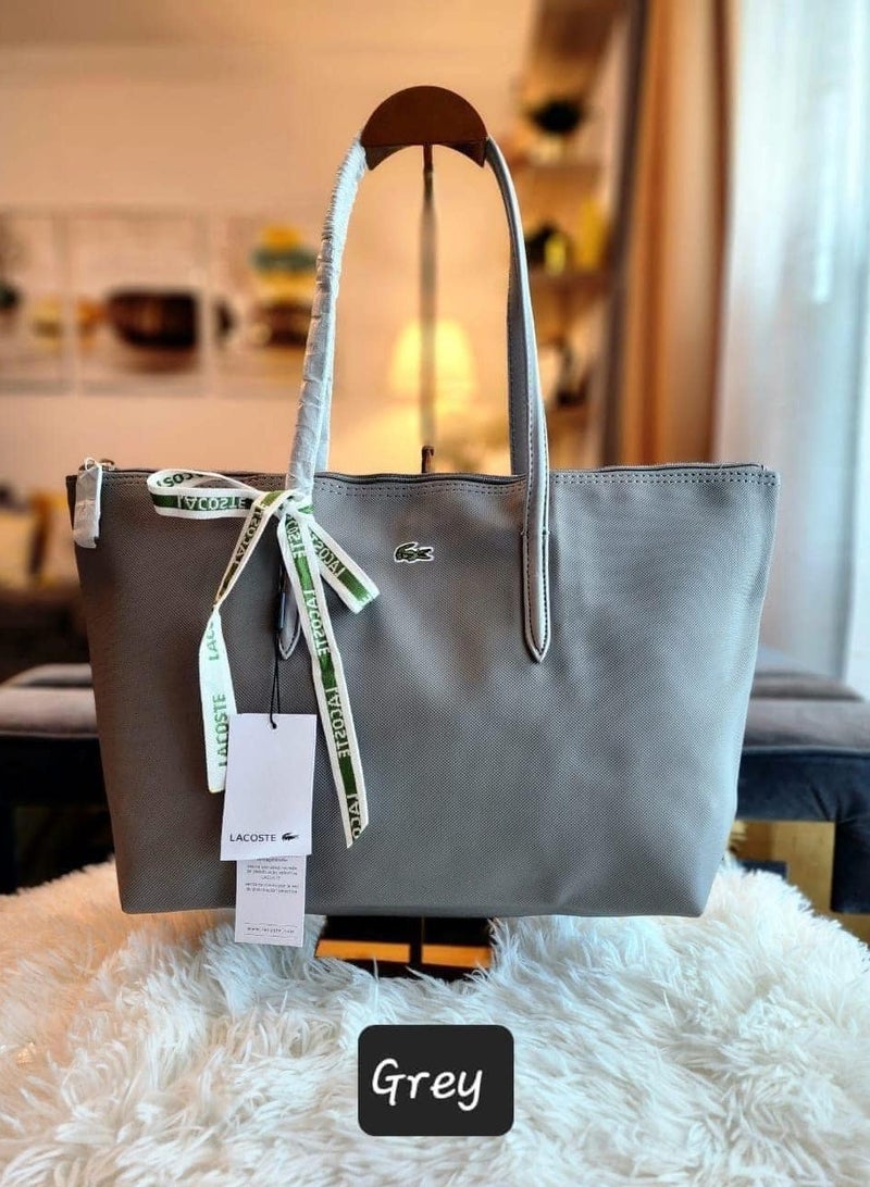 لاكوست حقيبة لاكوست رمادية فاخرة 45x30x12 سم - لون رمادى للعمل فائقة السعةtتوصيل مجاني في السعوديةtجلد صناعي - Image 1