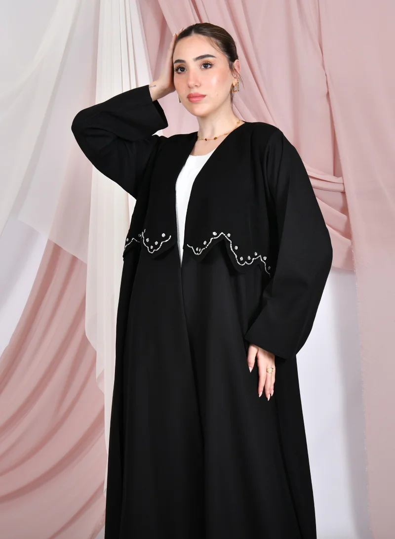 HAWRAA ABAYA Black wrap abaya with an elegant cut at the top, decorated with embroidery