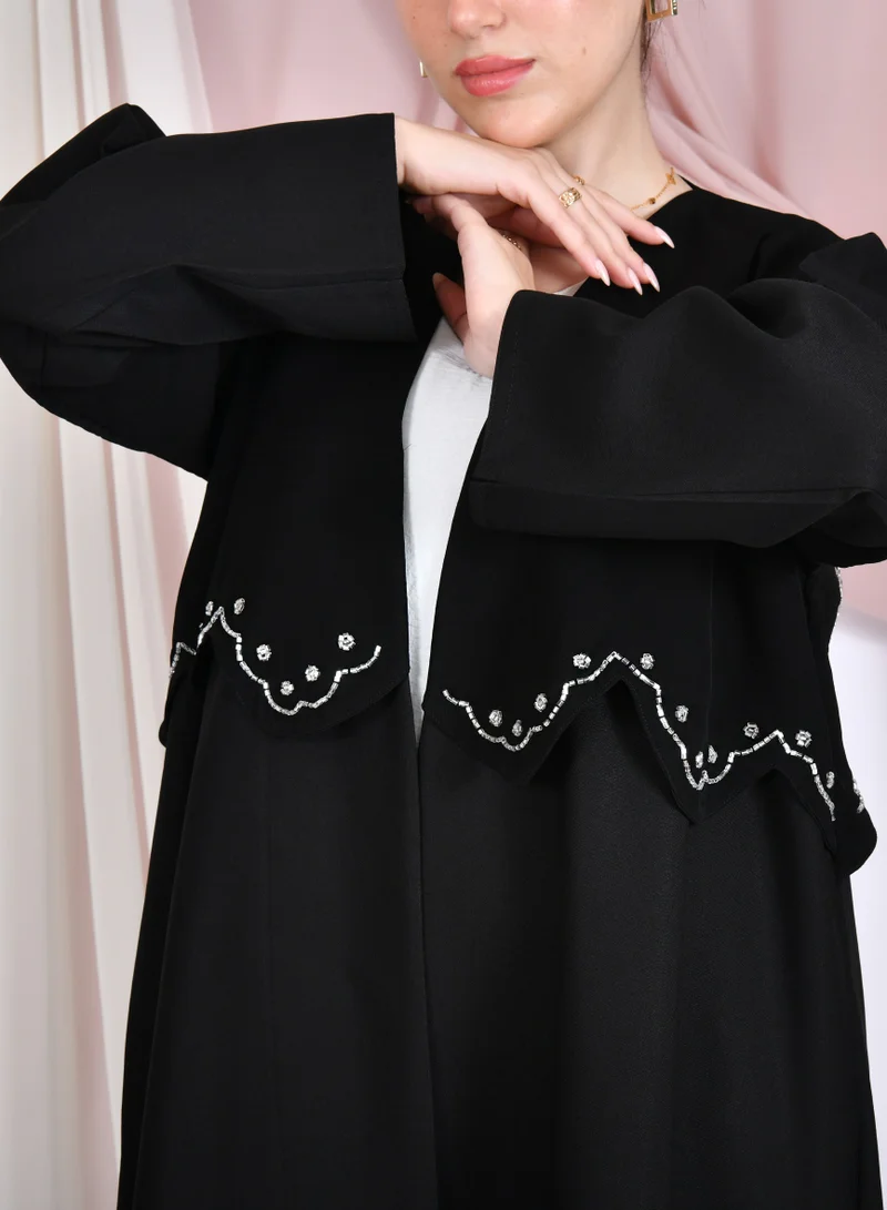 HAWRAA ABAYA Black wrap abaya with an elegant cut at the top, decorated with embroidery