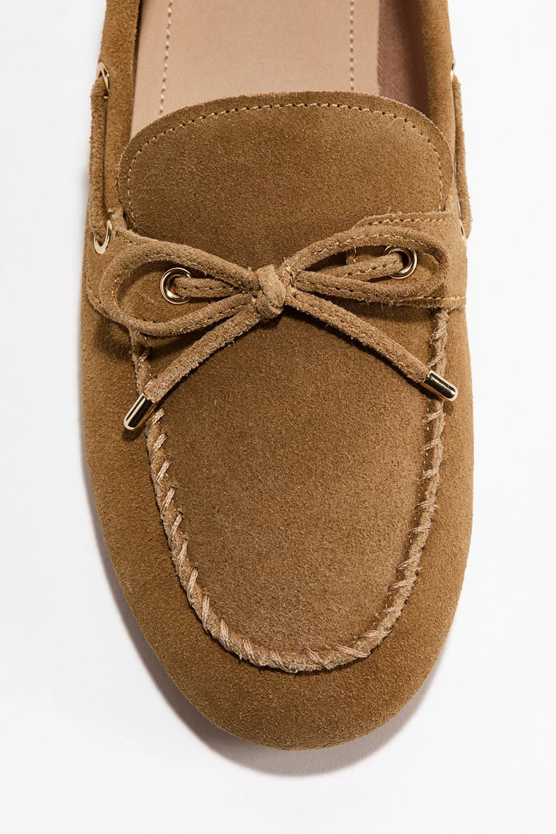 اتش اند ام حذاء لوفر بقصّة درايفنغ من الجلد