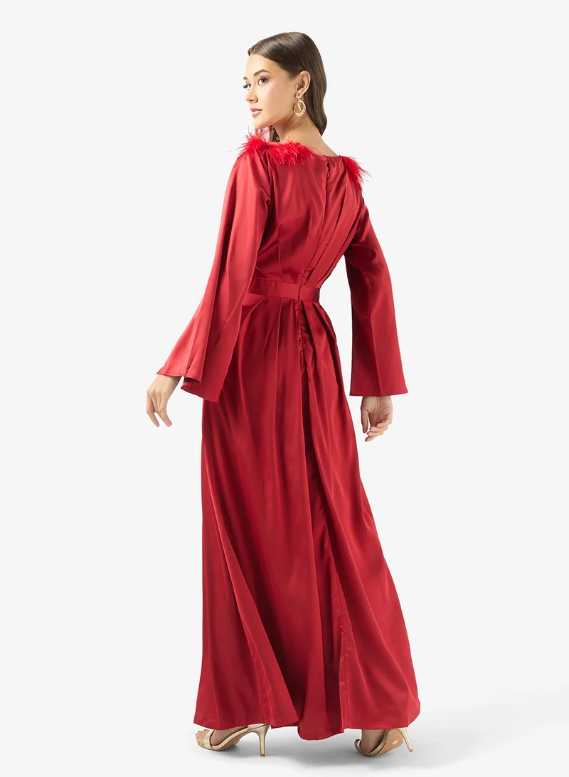 جولدن ابل فستان بتفاصيل فرو على الكتف