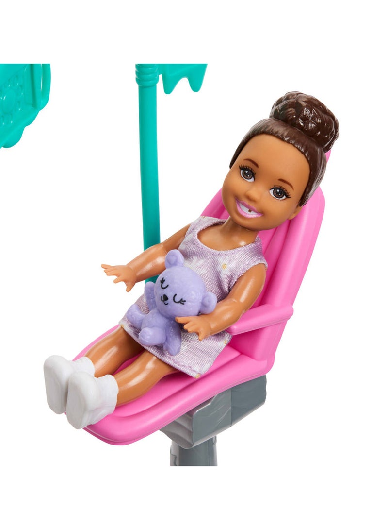 Barbie مجموعة ألعاب طبيب الأسنان مع دمية باربي الشقراء التي ترتدي معطف أبيض، دمية صغيرة للأطفال، كرسي فحص وإكسسوارات - Image 2