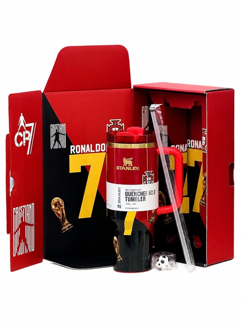 كوب Stanley Quencher H2.0 بتصميم كريستيانو رونالدو (CR7) والبرتغال - كوب سفر معزول من الفولاذ المقاوم للصدأ مزود بمقبض وماصة للمشروبات الساخنة والباردة. - Image 3
