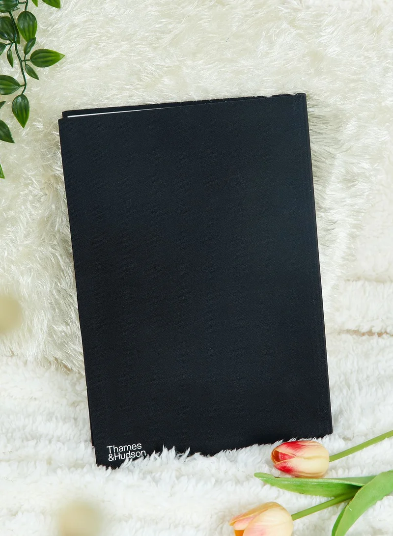 ثيمز كتاب The Karl Lagerfeld Campaigns