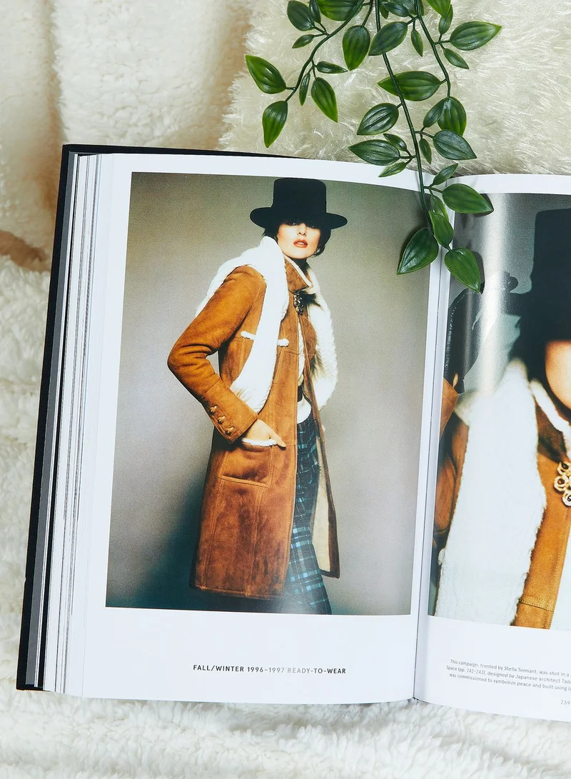 ثيمز كتاب The Karl Lagerfeld Campaigns