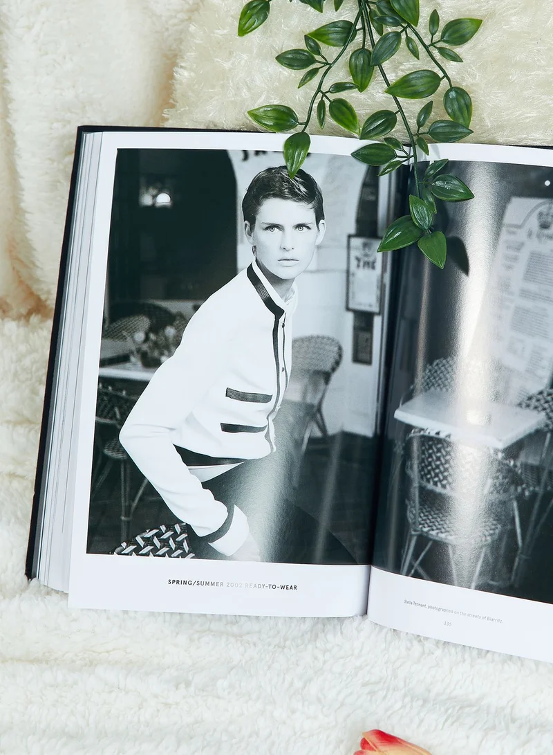 ثيمز كتاب The Karl Lagerfeld Campaigns