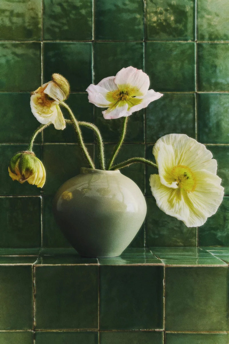 اتش اند ام مزهرية من الفخار بتصميم غير متماثل