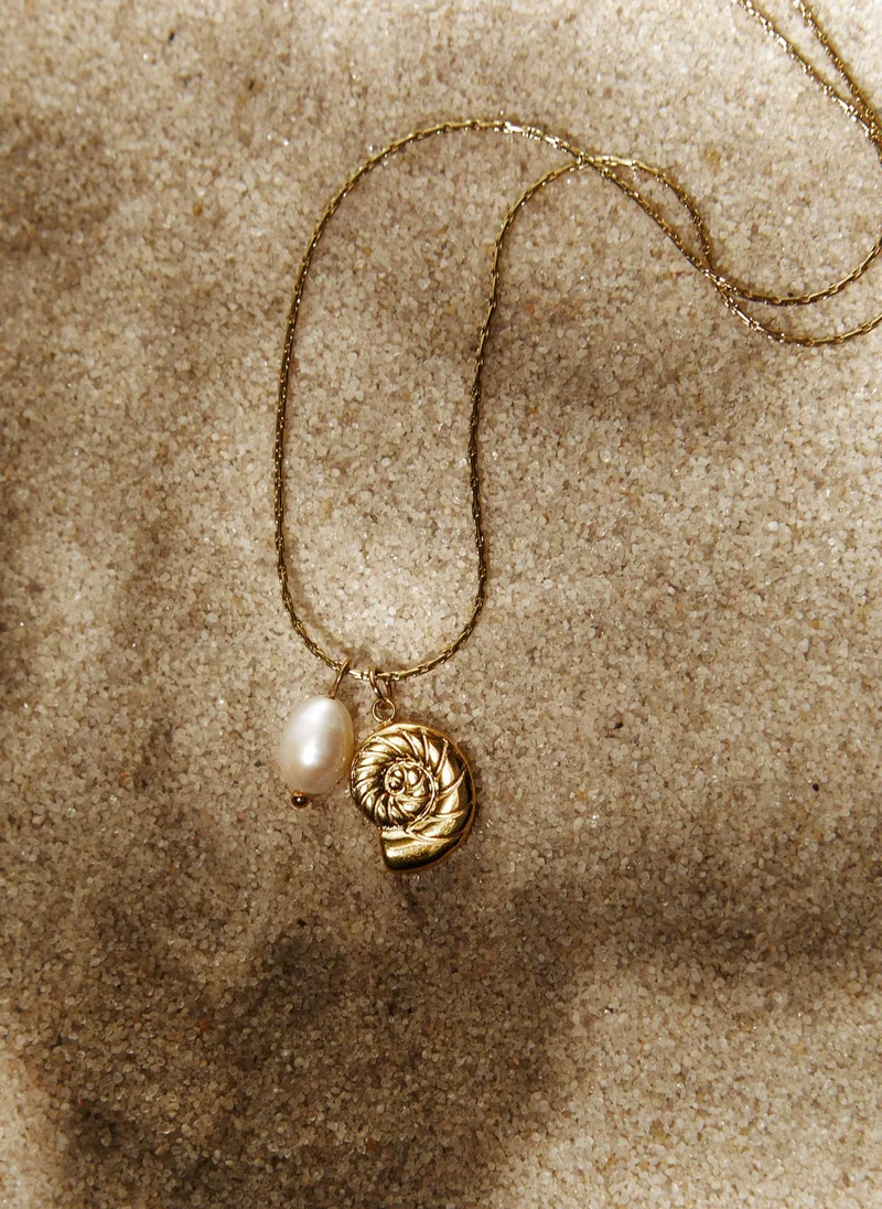 Lichi  Chain with golden pendant and pearls for Women | Best Price UAE