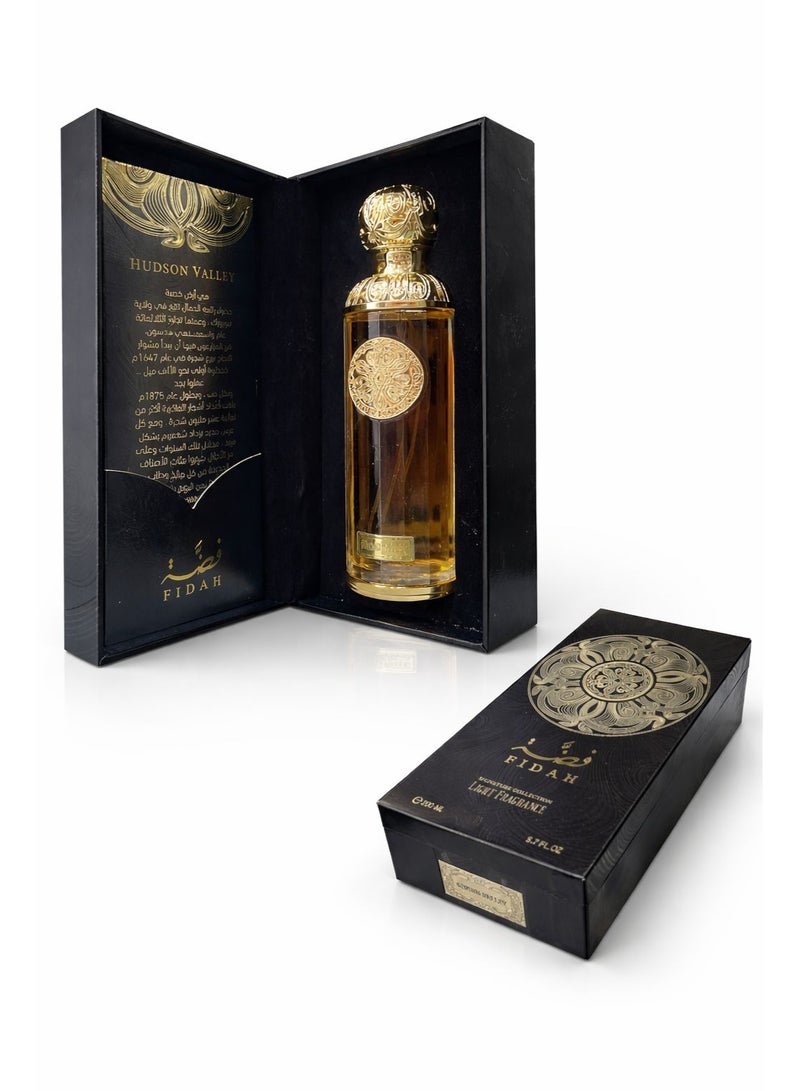 Hudson Valley perfume comes in a luxurious black box. This unisex oriental woody fragrance features a blend of oud, spices, and fresh notes. It comes in a 200ml bottle with an Eau de Parfum concentration. It boasts excellent longevity and a strong sillage.
