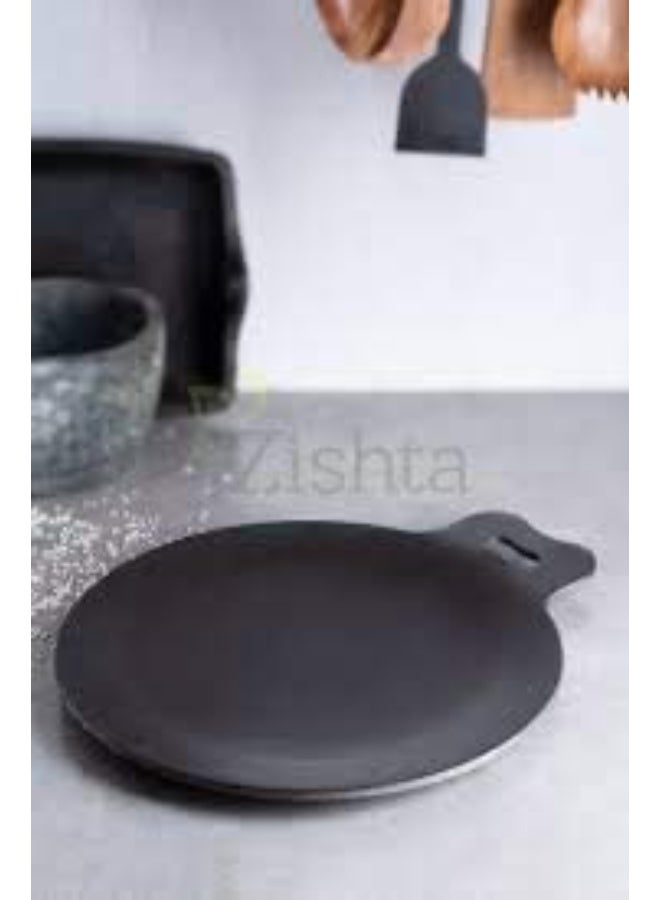Zishta مقلاة "تاوا" تقليدية من "زيشتا" | مصنوعة يدوياً من الحديد النقي | مقاس 12 بوصة | مجهزة مسبقاً للاستخدام (Pre-seasoned) | مثالية لإعداد "الدوسا" و"الروتي" | أواني طهي حديدية كبيرة الحجم | جودة تصدير ممتازة | اللون: أسود (القطر: 30.5 سم، الوزن: 3 كجم) - Image 3