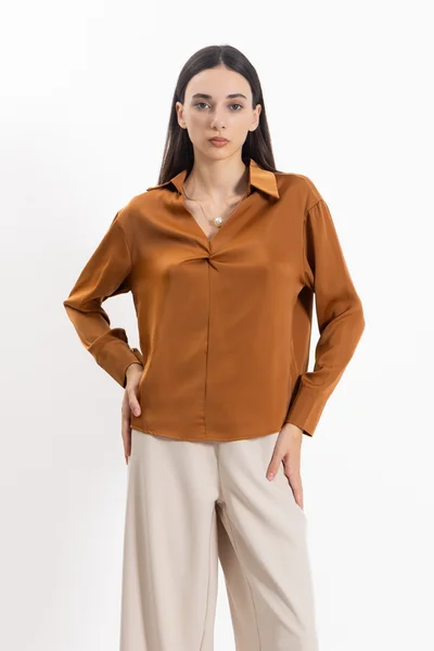 SHAPES SATIN SHIRT WITH NECKLACE