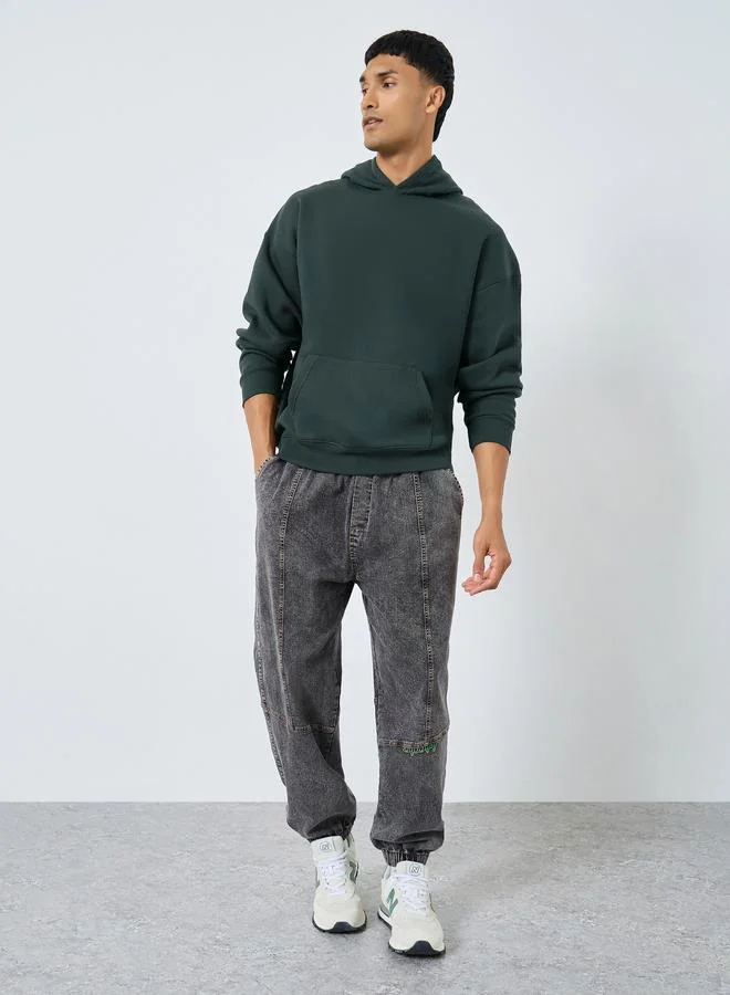 ستايلي هودي واسع بطبعة كتابة بلون أزرق داكن