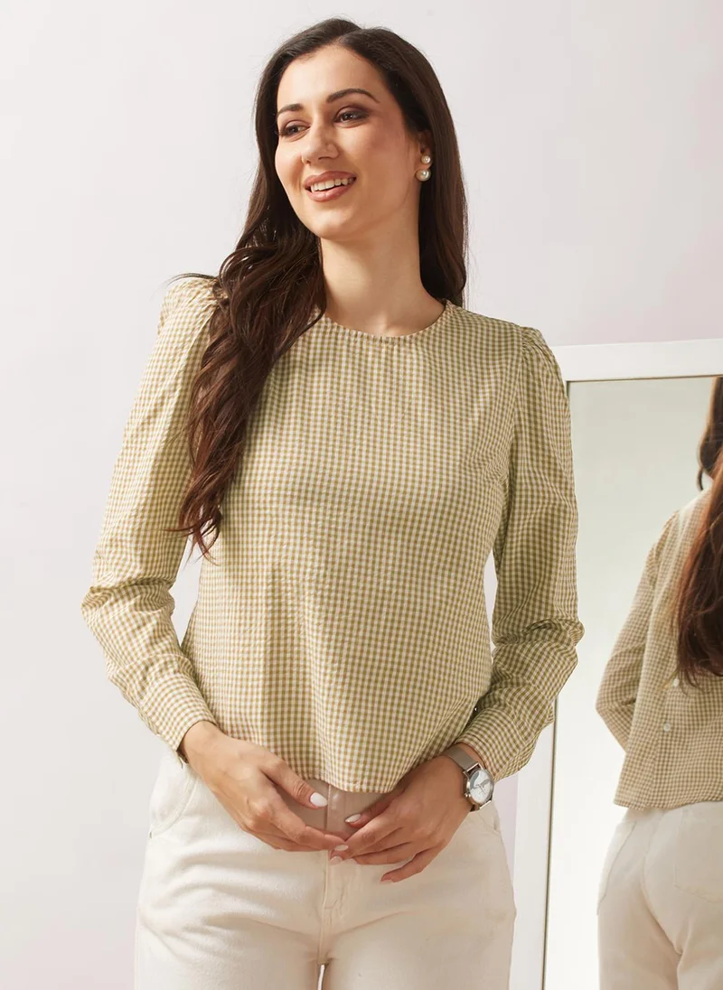 جلو باص بلوزة نسائية بأزرار خلفية وأكمام مكشكشة وطبعات مربعات بنية وحافة منحنية