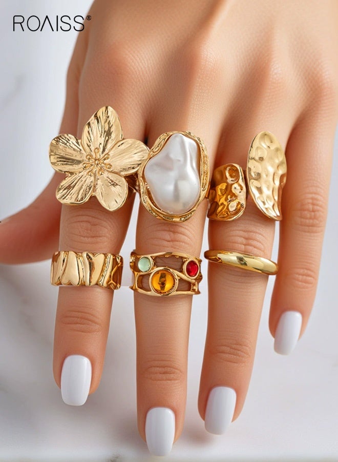 رويس طقم خواتم باروكية نسائية من 6 قطع مرصعة باللؤلؤ الصناعي، بتصميم أنيق وراقي، مع سوار عتيق قابل للتعديل مزين بالزهور، مناسب للارتداء اليومي والمناسبات الرسمية. يأتي الطقم بلون ذهبي. - Image 1