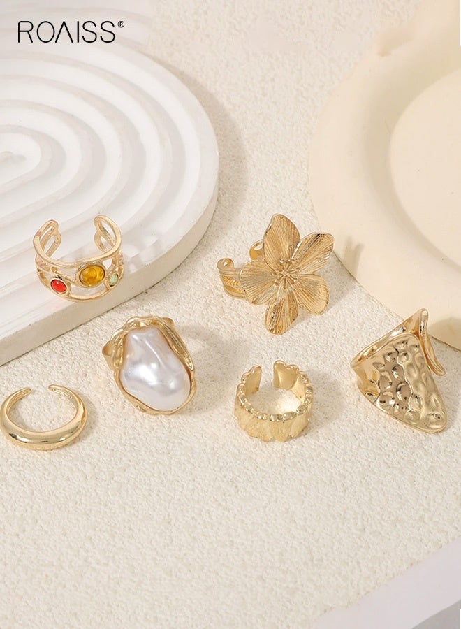 رويس طقم خواتم باروكية نسائية من 6 قطع مرصعة باللؤلؤ الصناعي، بتصميم أنيق وراقي، مع سوار عتيق قابل للتعديل مزين بالزهور، مناسب للارتداء اليومي والمناسبات الرسمية. يأتي الطقم بلون ذهبي. - Image 2
