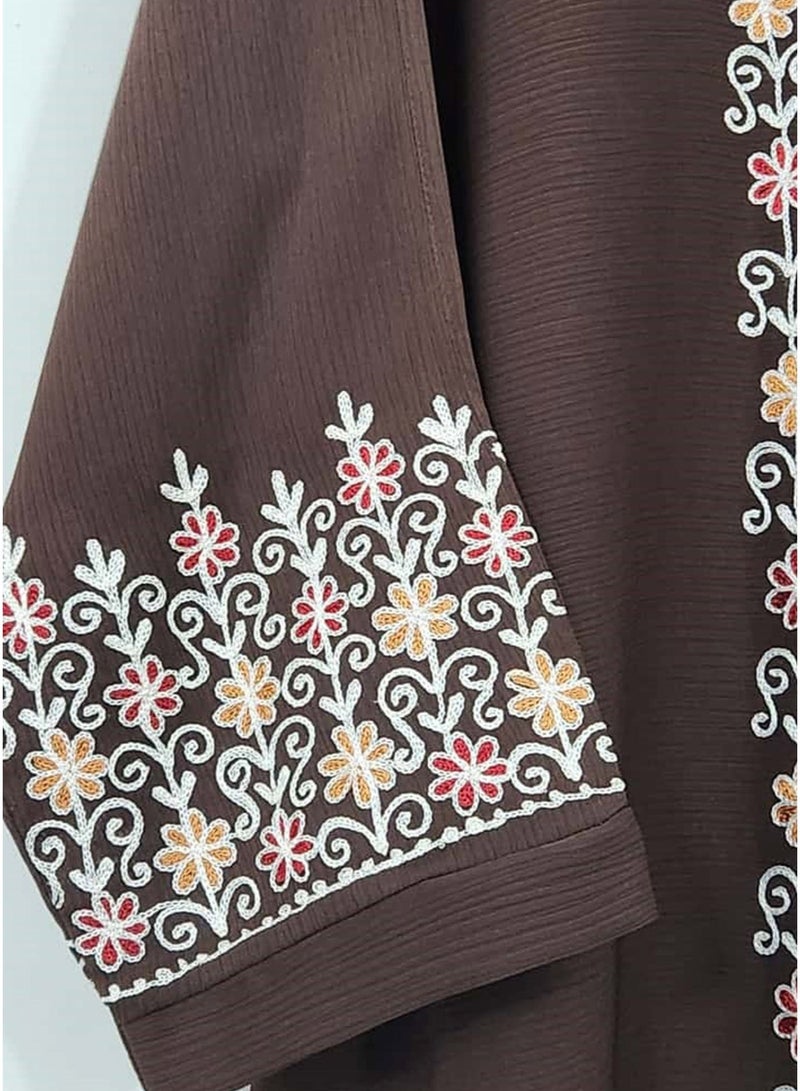 عباية نسائية أنيقة مفتوحة من الأمام مطرزة بالورود مع حجاب متناسق، عباية بنية فاخرة مطرزة بتطريز معقد ووشاح، فستان عربي محتشم تقليدي طويل بنقشة الزهور والكرمة - Image 4