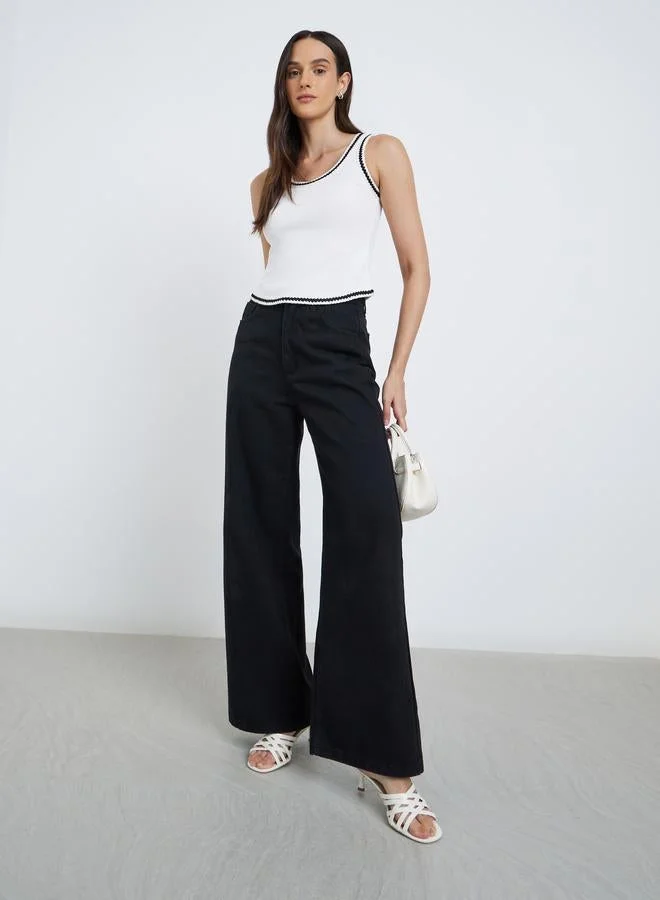 ستايلي بلوزة بيضاء مضلعة بحواف متباينة