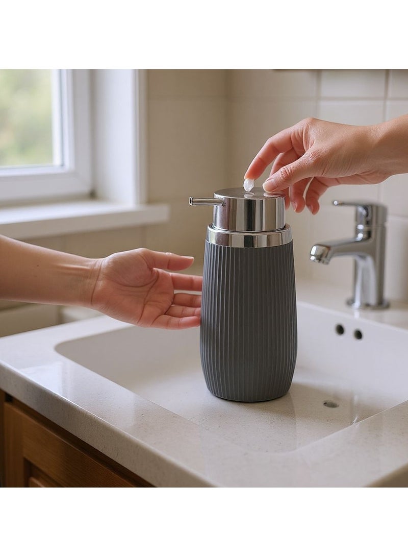 اوكانيوس  موزع صابون مخطط من الأكريليك سعة 300 مل قابل لإعادة التعبئة مع رأس مضخة من الكروم، ملحق أنيق للحمام والمطبخ، 8 سم عرض × 15.8 سم ارتفاع، رمادي - Image 4