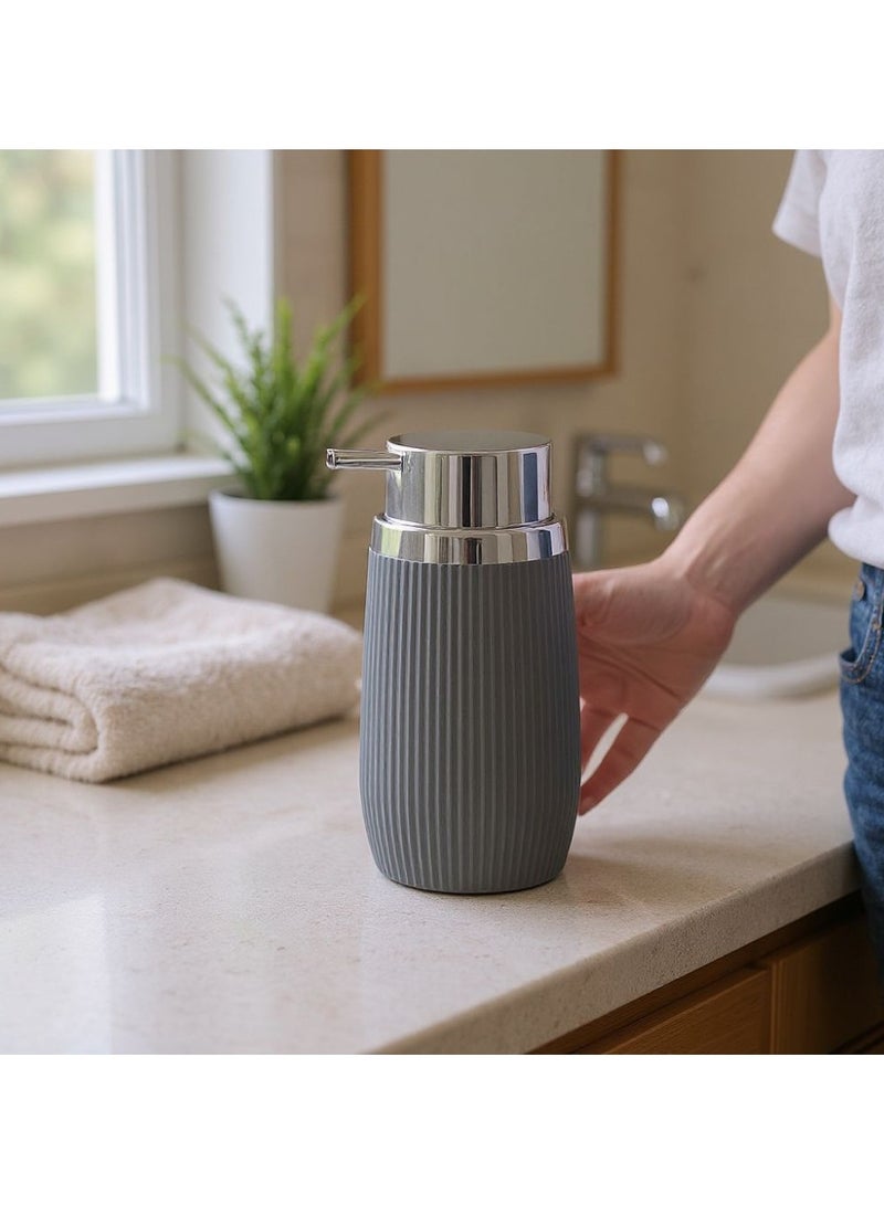 اوكانيوس  موزع صابون مخطط من الأكريليك سعة 300 مل قابل لإعادة التعبئة مع رأس مضخة من الكروم، ملحق أنيق للحمام والمطبخ، 8 سم عرض × 15.8 سم ارتفاع، رمادي - Image 5