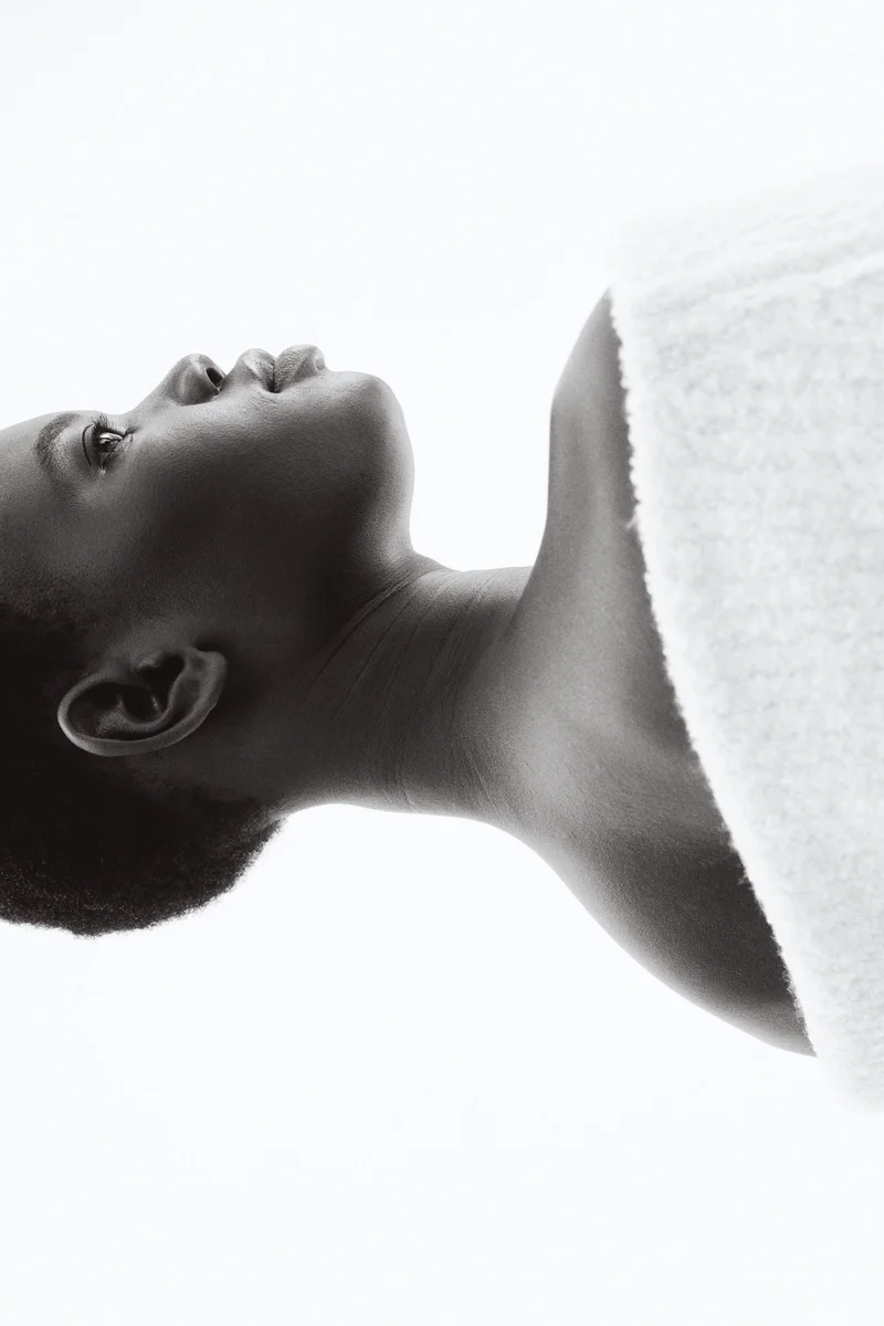 اتش اند ام بلوزة محبوكة بأكتاف مكشوفة