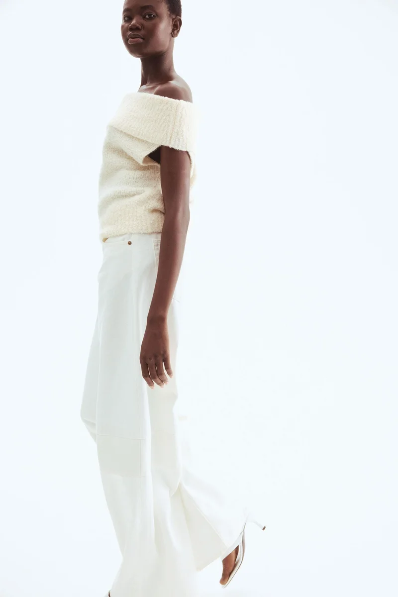 اتش اند ام بلوزة محبوكة بأكتاف مكشوفة