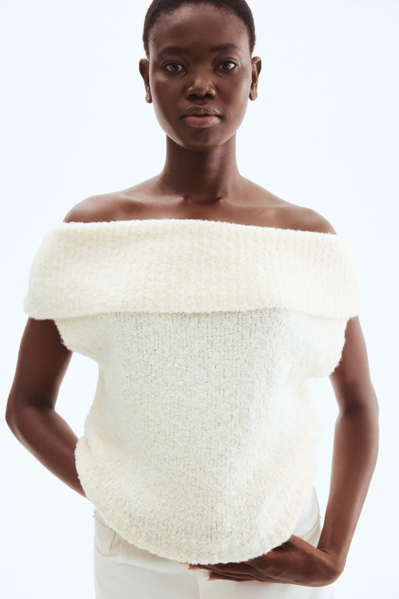 اتش اند ام بلوزة محبوكة بأكتاف مكشوفة