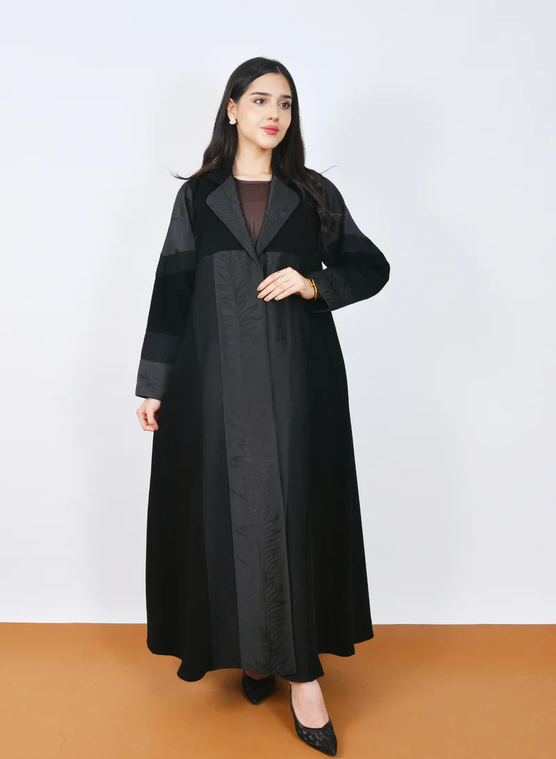 HAWRAA ABAYA Luxurious black abaya with a half-flared design, featuring jacquard patterned fabric on the front and sleeves with an elegant collar.