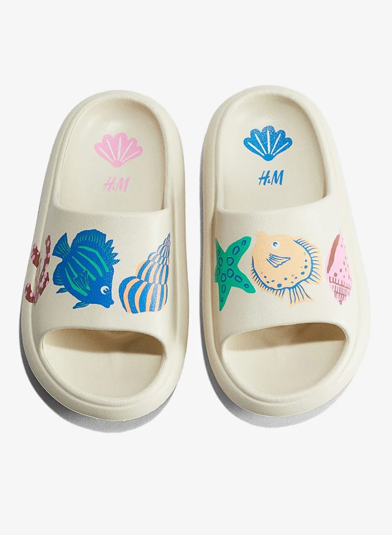 اتش اند ام حذاء للمسبح بتصميم سميك مزين بنقوش