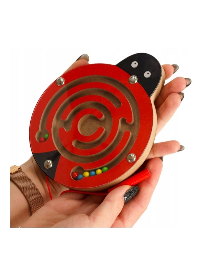 لعبة المتاهة المغناطيسية على شكل خنفساء، مصنوعة من الخشب وبداخلها مجموعة من الكرات الحديدية المغناطيسية متعددة الألوان بالإضافة إلى قلم مغناطيسي، تساعد طفلك على تطوير التفكير المنطقي والانتباه والمهارات الحركية، لعمر من 3 إلى 6 سنوات - Image 2