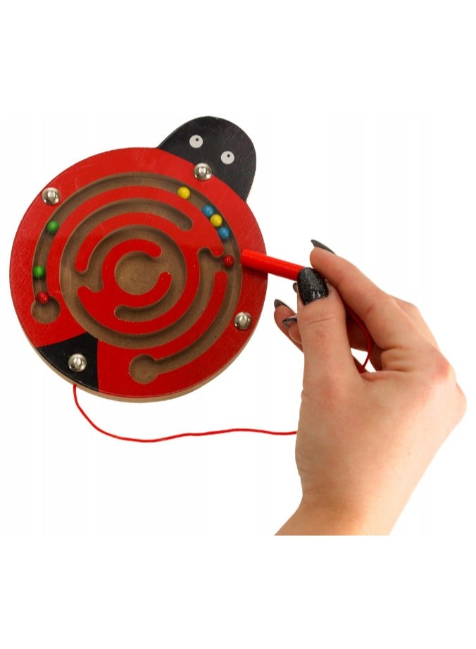 لعبة المتاهة المغناطيسية على شكل خنفساء، مصنوعة من الخشب وبداخلها مجموعة من الكرات الحديدية المغناطيسية متعددة الألوان بالإضافة إلى قلم مغناطيسي، تساعد طفلك على تطوير التفكير المنطقي والانتباه والمهارات الحركية، لعمر من 3 إلى 6 سنوات - Image 3
