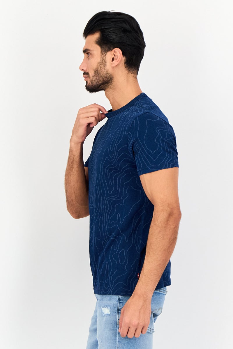 Levi's تي شيرت رجالي بأكمام قصيرة وياقة دائرية بطبعة شاملة، أزرق داكن - Image 2