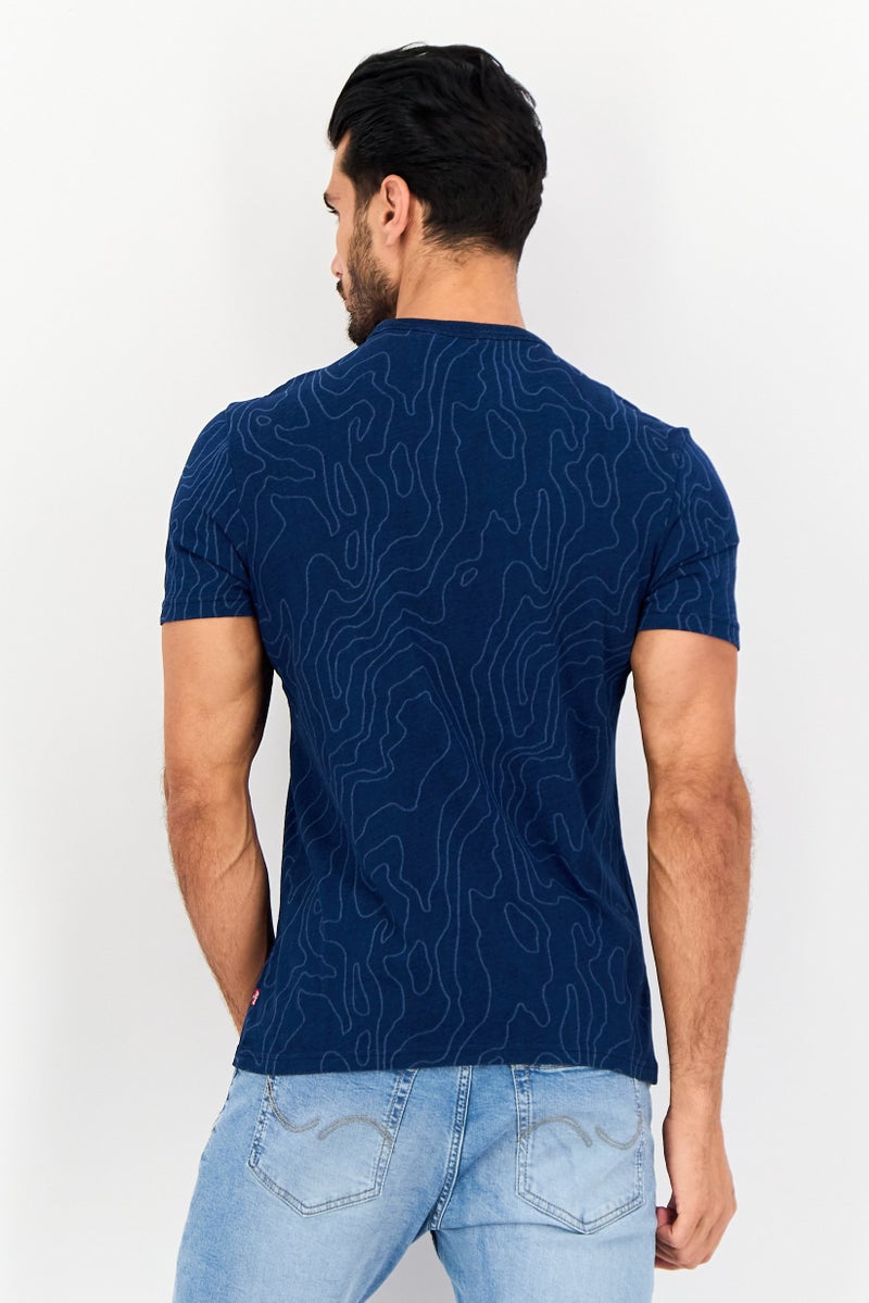 Levi's تي شيرت رجالي بأكمام قصيرة وياقة دائرية بطبعة شاملة، أزرق داكن - Image 3