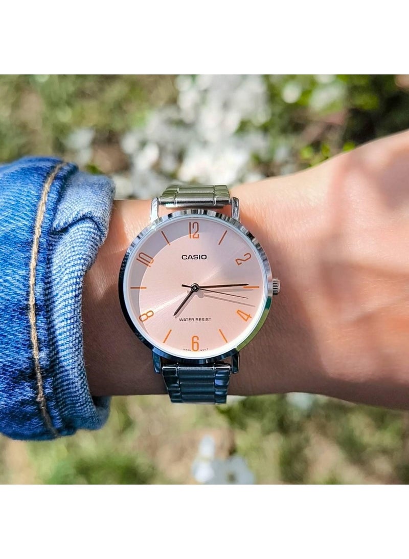 كاسيو ساعة كاسيو LTP-VT01D-4B2 للنساء – سوار ستانلس ستيل فضي مع قرص وردي فاتح بسيط - Image 5