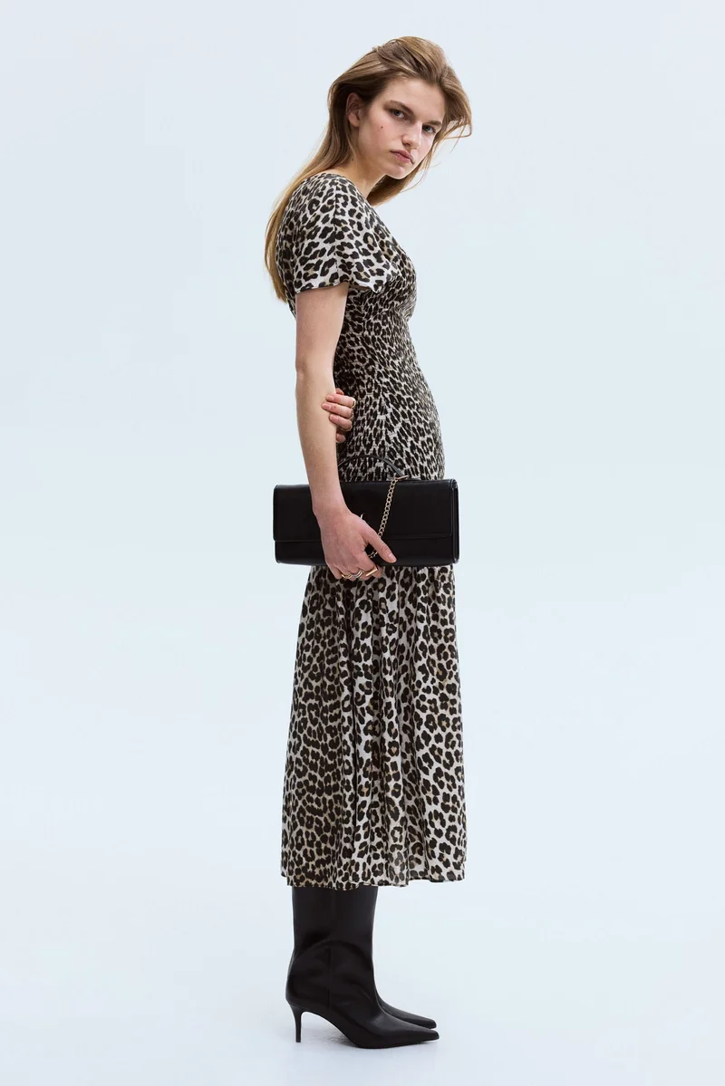 اتش اند ام فستان بتفاصيل ثنيات