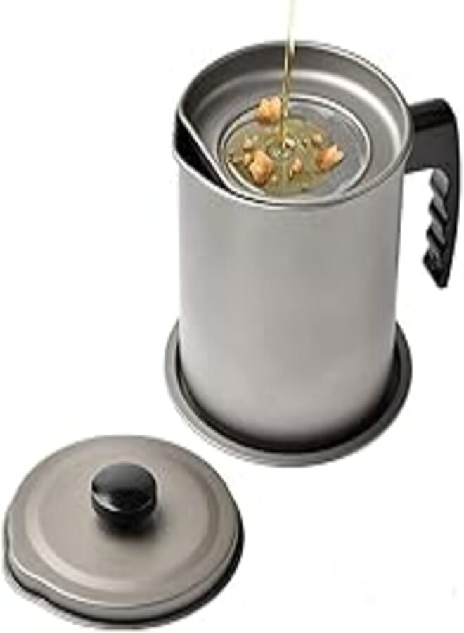 Oil Strainer Pot Grease Can 1.4 L Stainless Steel Oil Storage Can Container with Fine Mesh Strainer Dust-Insect-Proof lid Non-Slip Plate Suitable for Storing Frying Oil and Cooking Grease Oil Jug