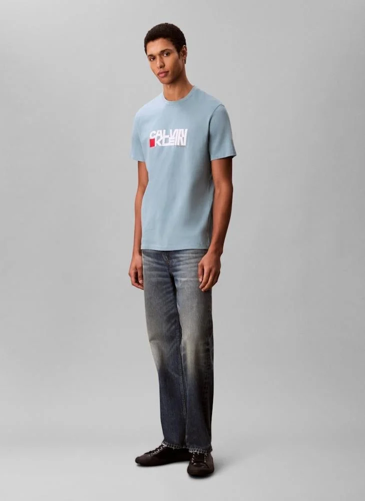 كالفن كلاين جينز تيشيرت بياقة دائرية وطبعة جرافيك