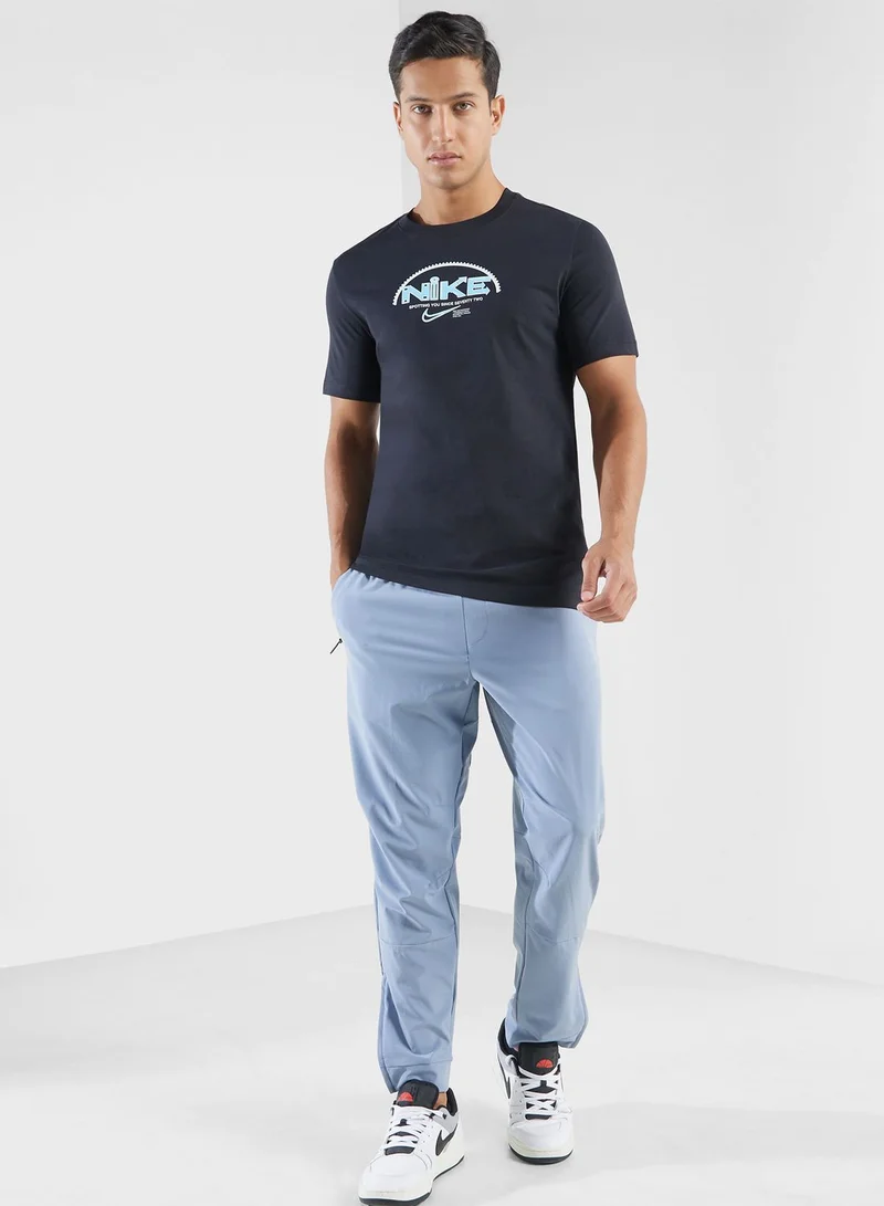 Nike Logo Gu Type Sp24 T-Shirt