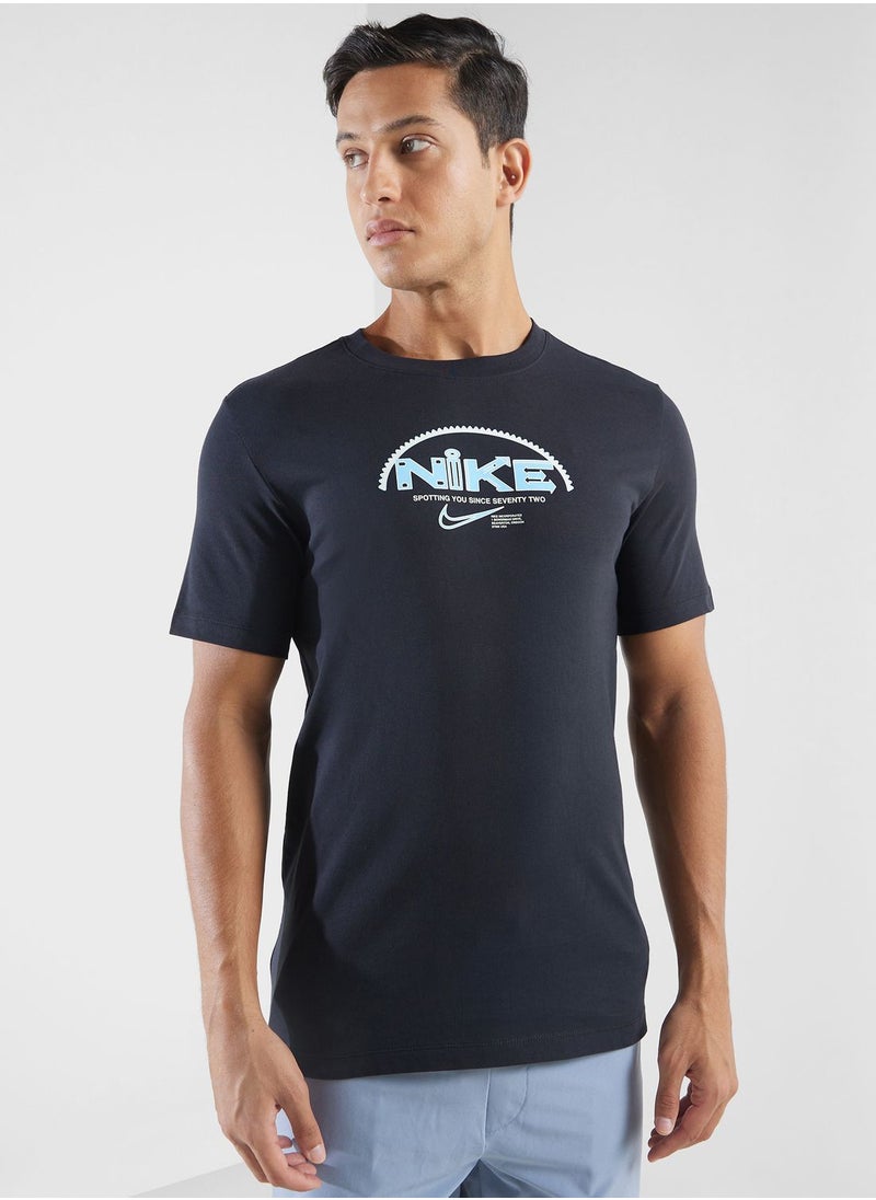 Nike Logo Gu Type Sp24 T-Shirt  - Image 1