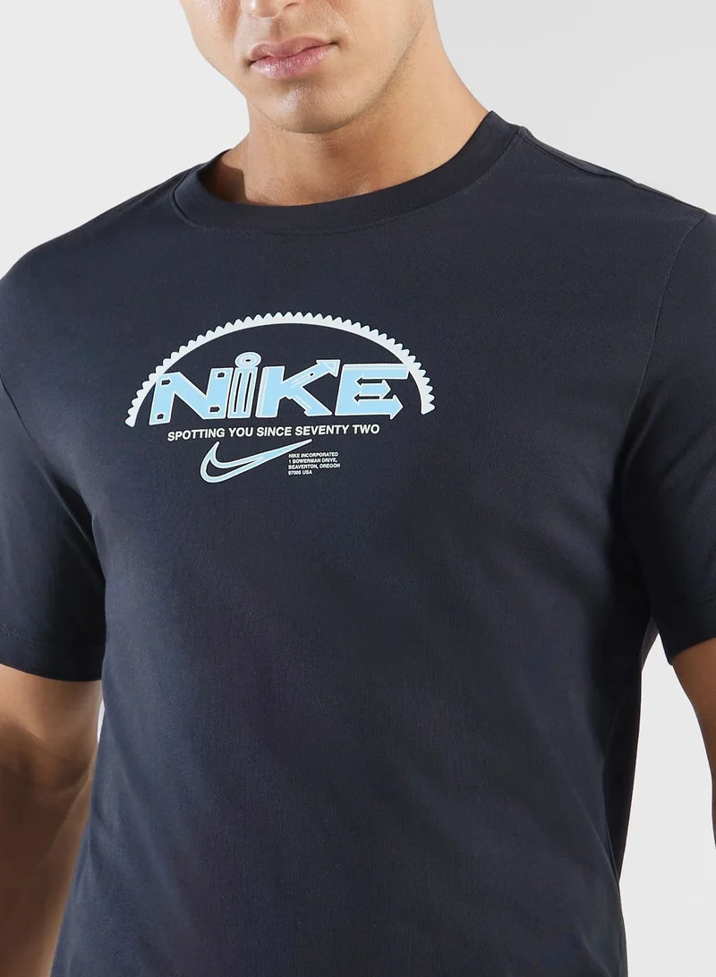Nike Logo Gu Type Sp24 T-Shirt
