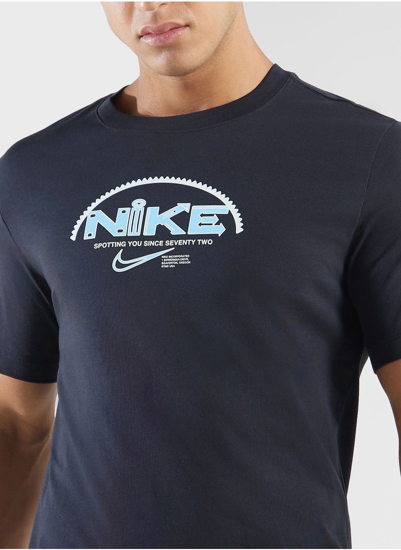 Nike Logo Gu Type Sp24 T-Shirt  - Image 3