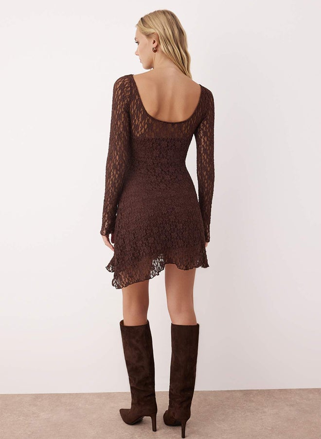 trendyol فستان قصير مزين بتفاصيل غير متماثلة بدون ظهر بلون بني من الدانتيل المرن المحبوك - Image 4